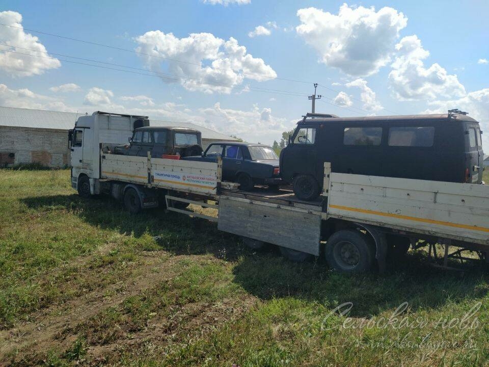 Аксубайлылар махсус хәрби операция зонасындагы якташларына 3 машина илтеп тапшырды