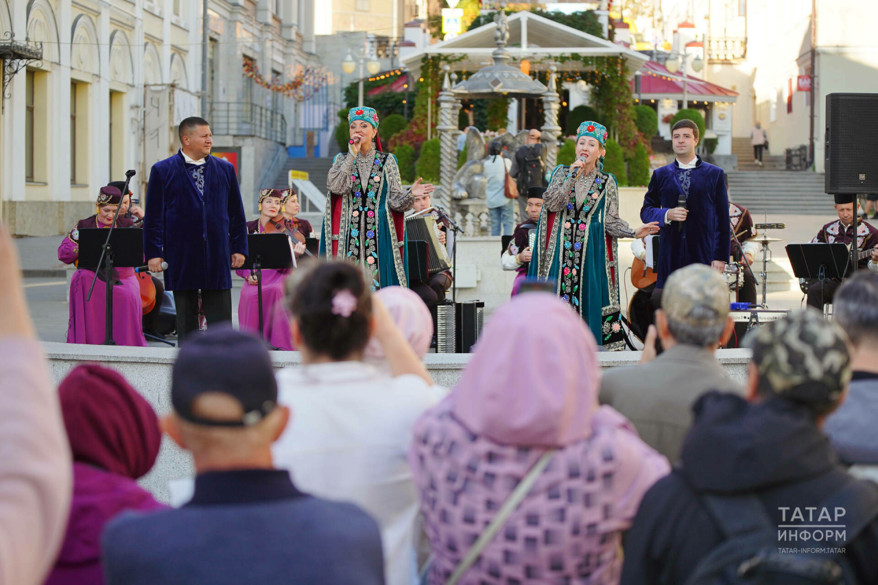 Бауман урамында Татарстан Дәүләт җыр һәм бию ансамбле оркестры чыгыш ясады