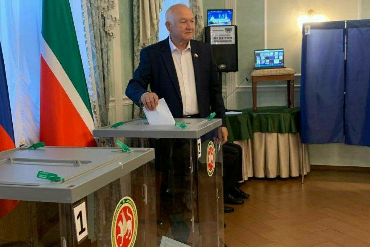 Илдар Гыйльметдинов Мәскәүдә Татарстан Рәисен сайлауда тавыш бирде