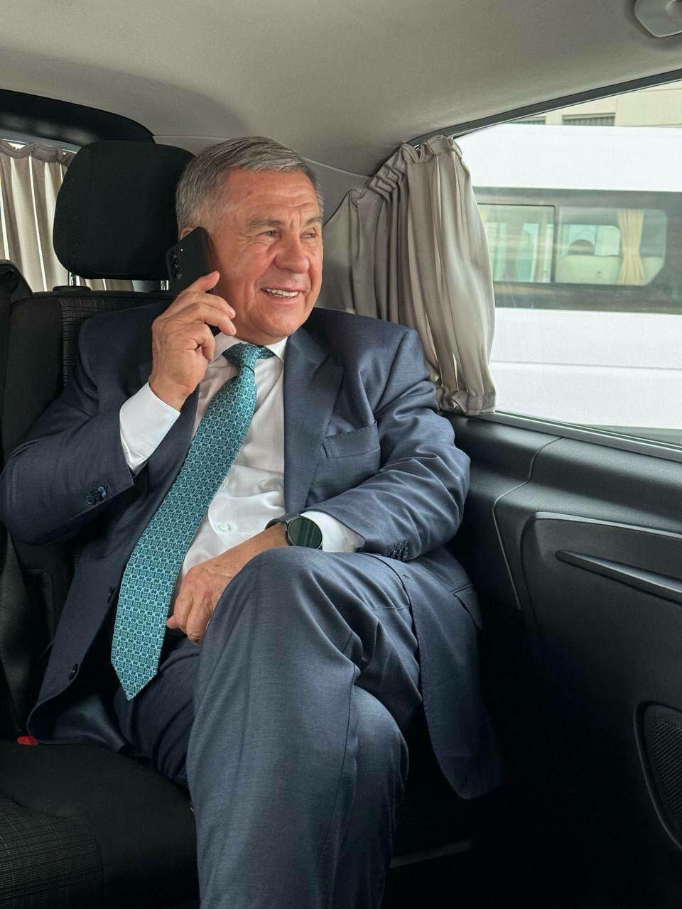 Рөстәм Миңнехановның сайлауда җиңүе белән котлау кабул иткән фотосы чыкты