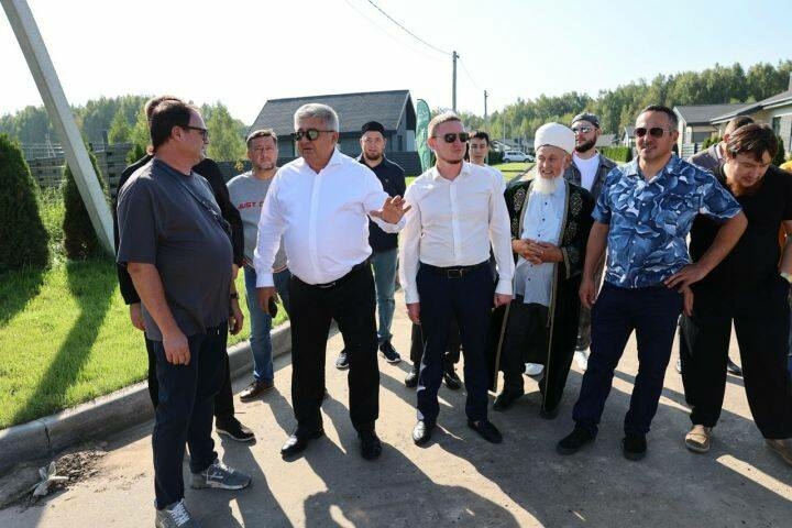 Яшел Үзән районы башлыгы яңа бистәнең туган көнендә юл салырга вәгъдә итте