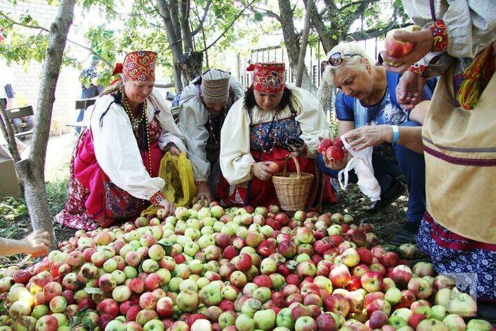 Әлмәтнең Рус Акташында «Өч Спас» бәйрәме бай программа буенча оештырылган