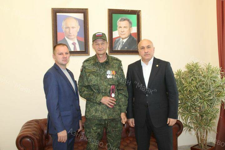 Азнакай районы башлыгы ялга кайткан хәрби белән очрашты