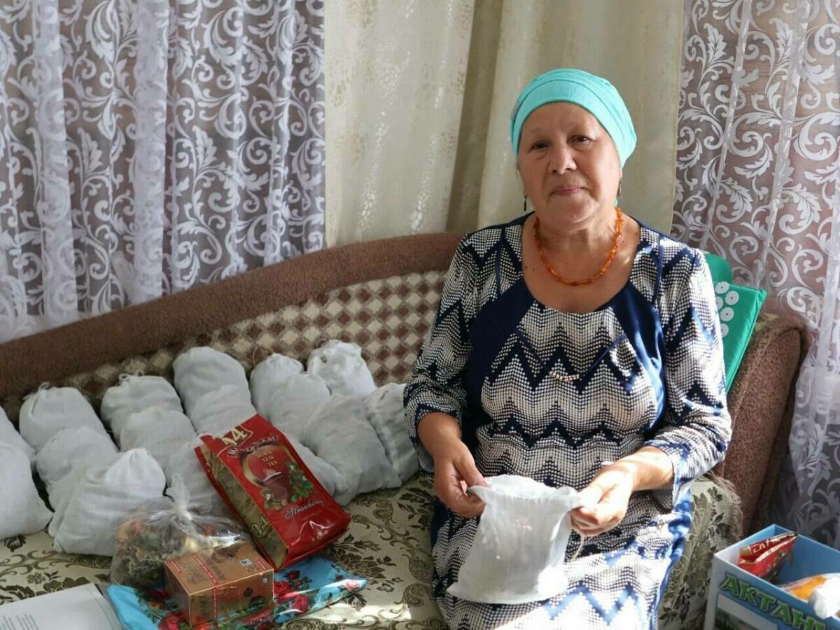 Актанышта яшәүче хатын-кыз махсус операция хәрбиләре өчен үлән чәе әзерли