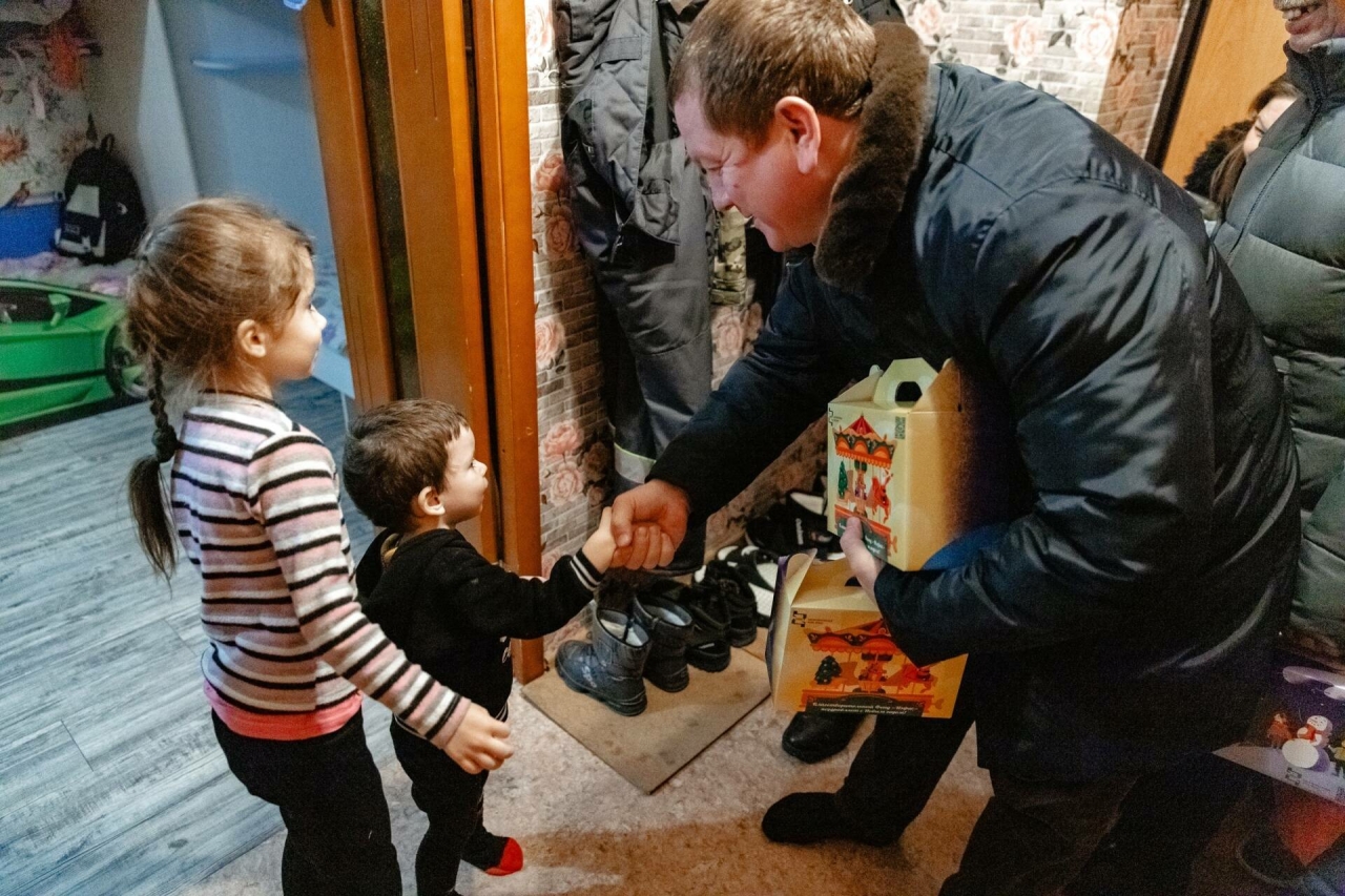 Мамадыш районы башлыгы Вадим Никитин Яңа ел алдыннан күпбалалы Татаренко гаиләсен котлады