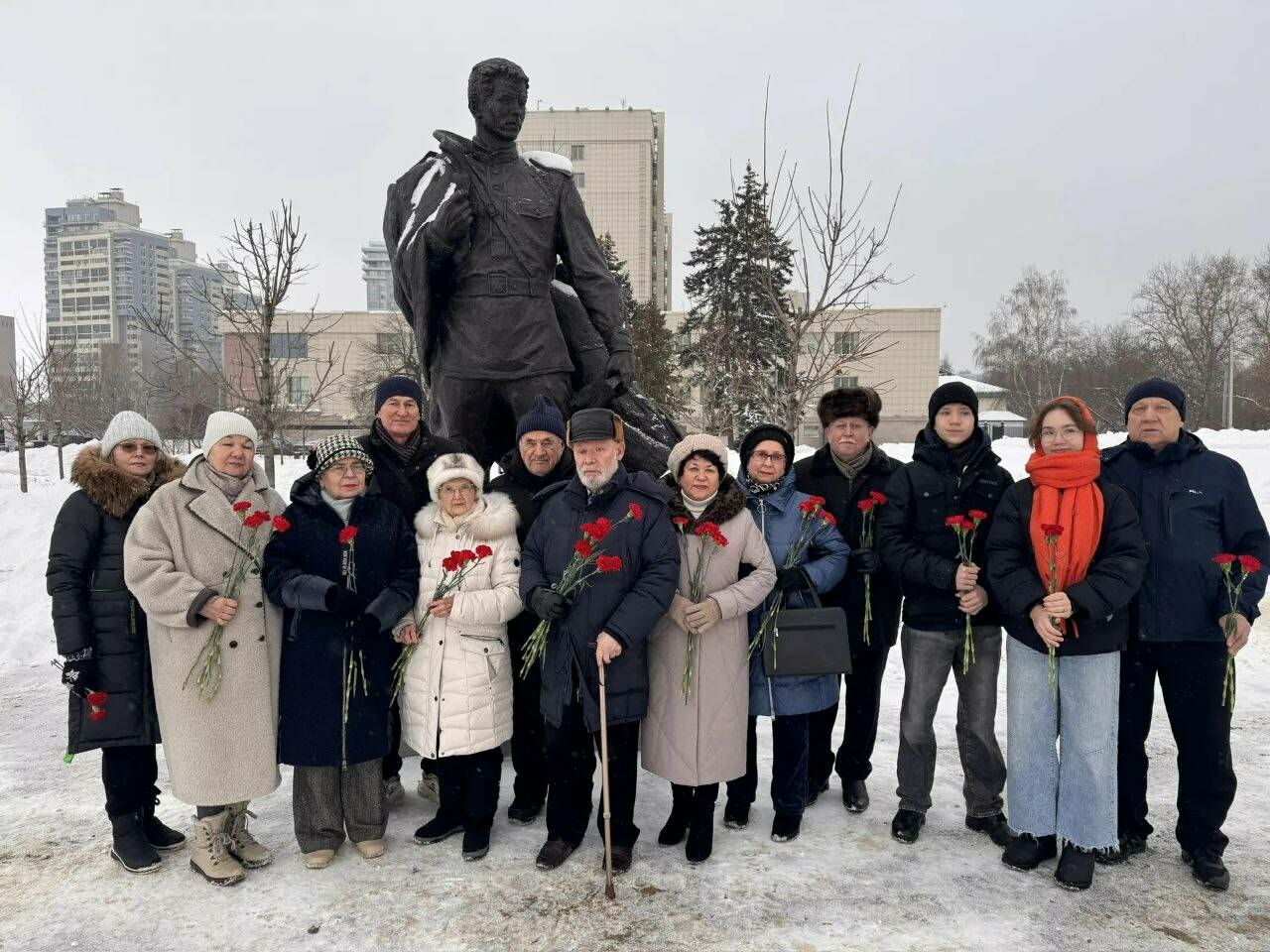 Артем Кәримов бабасы Фатих Кәрим һәйкәле янында: Ул җырын ахырына кадәр җырлый  алмады