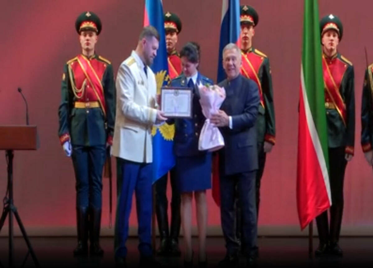 Рөстәм Миңнеханов Татарстан прокуратурасы хезмәткәрләрен бүләкләде