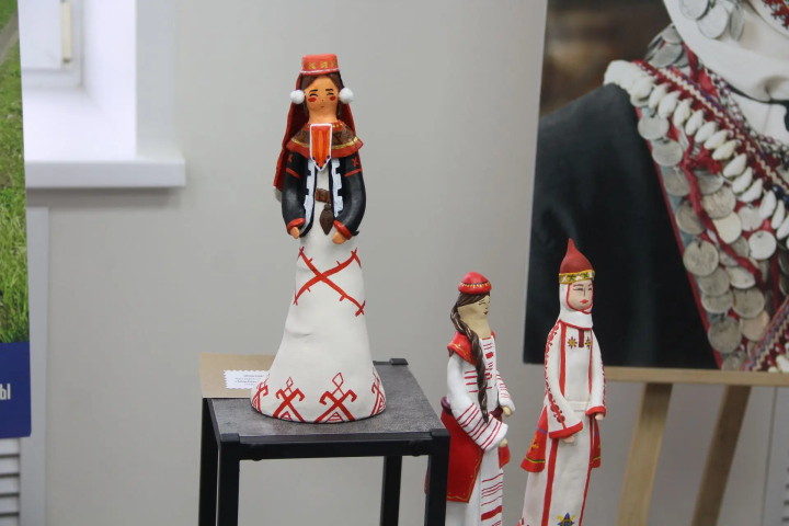 Алабуга студентлары милли киемле курчаклар коллекциясен тәкъдим итте