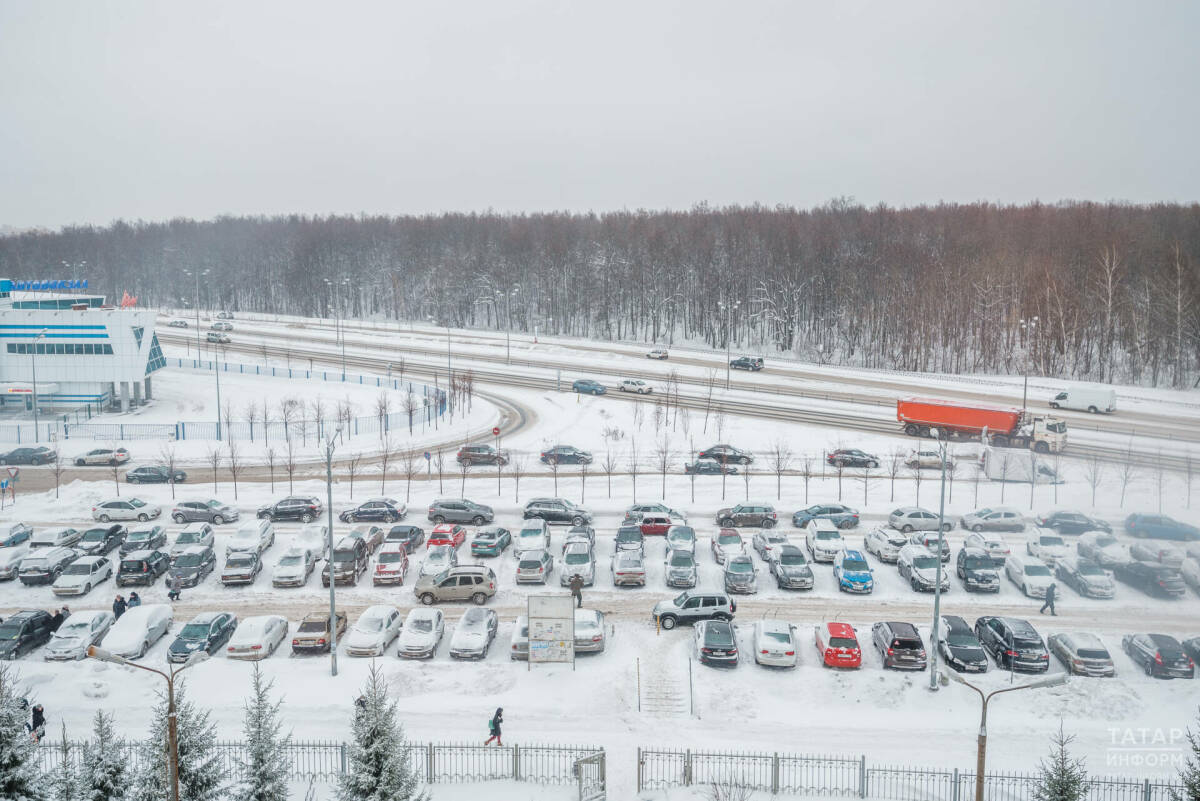Бүген төнлә Казанда муниципаль парковкаларны кардан чистартачаклар
