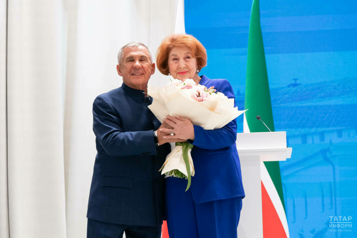 Рөстәм Миңнеханов Зилә Вәлиевага Татарстан алдындагы казанышлары өчен медаль тапшырды