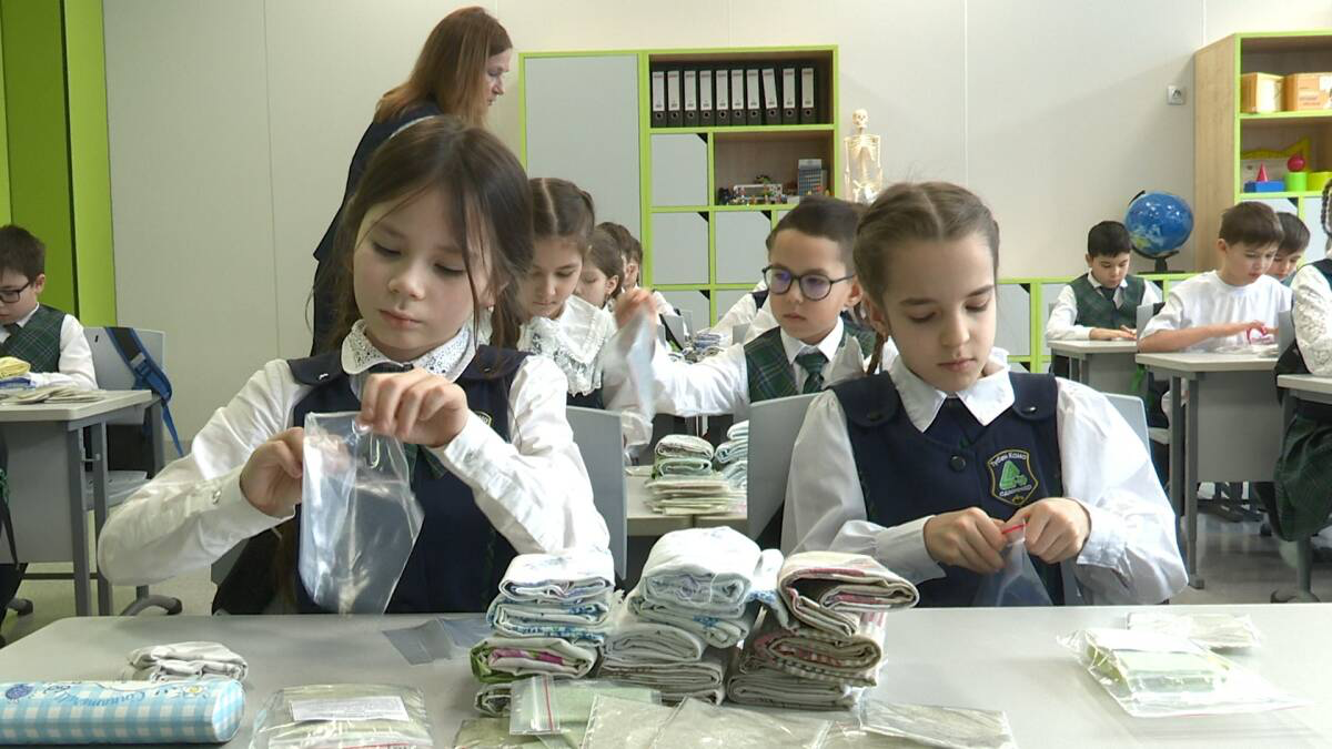 Түбән Кама укучылары махсус операция хәрбиләре өчен 300 комплект коры душ ясаган