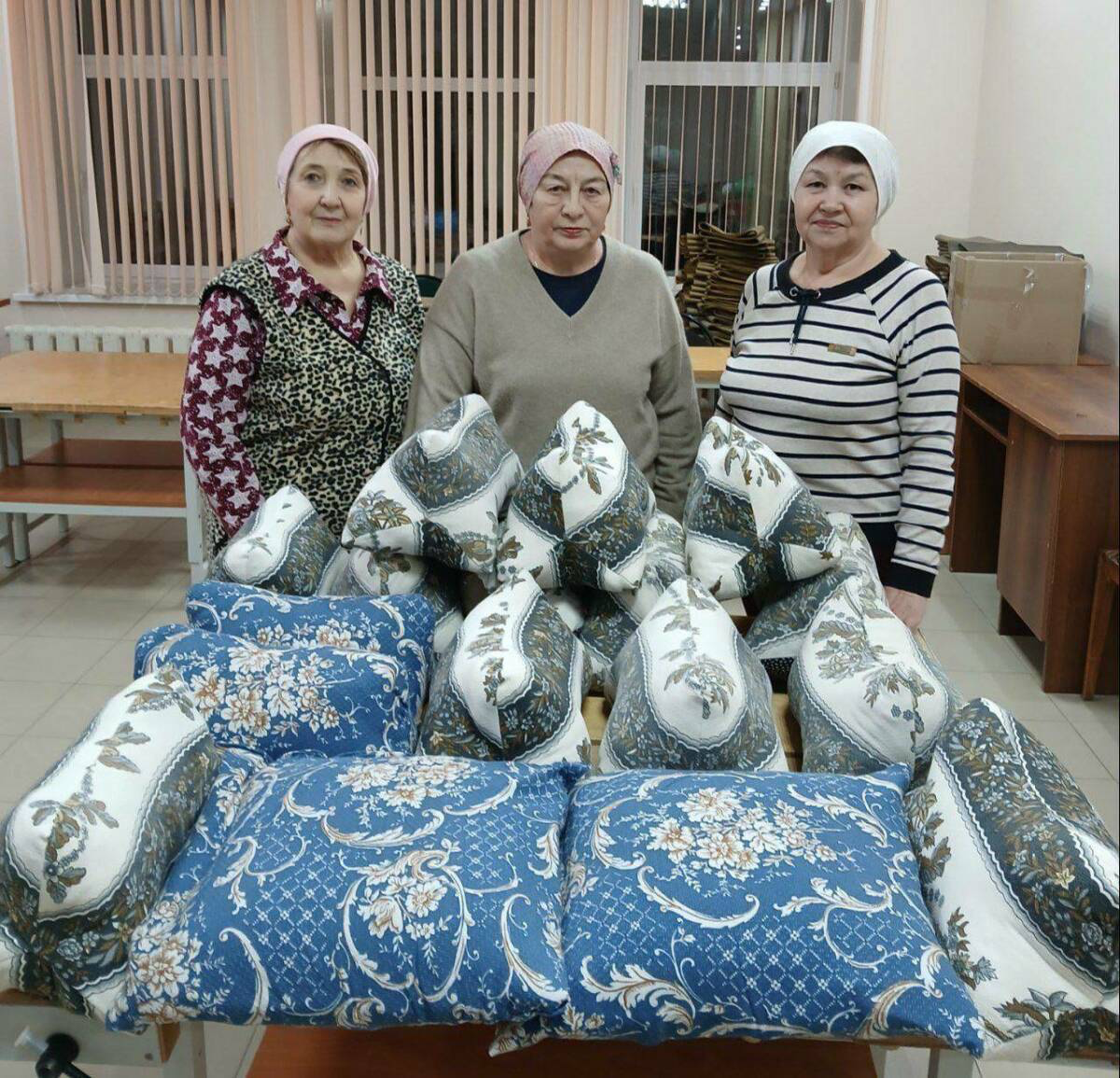 Актаныш волонтерлары яраланган солдатлар өчен ортопедик мендәрләр теккән