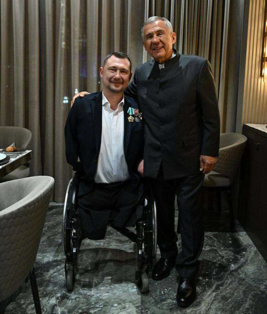 Рөстәм Миңнеханов паралимпияче Алексей Талай белән очрашты