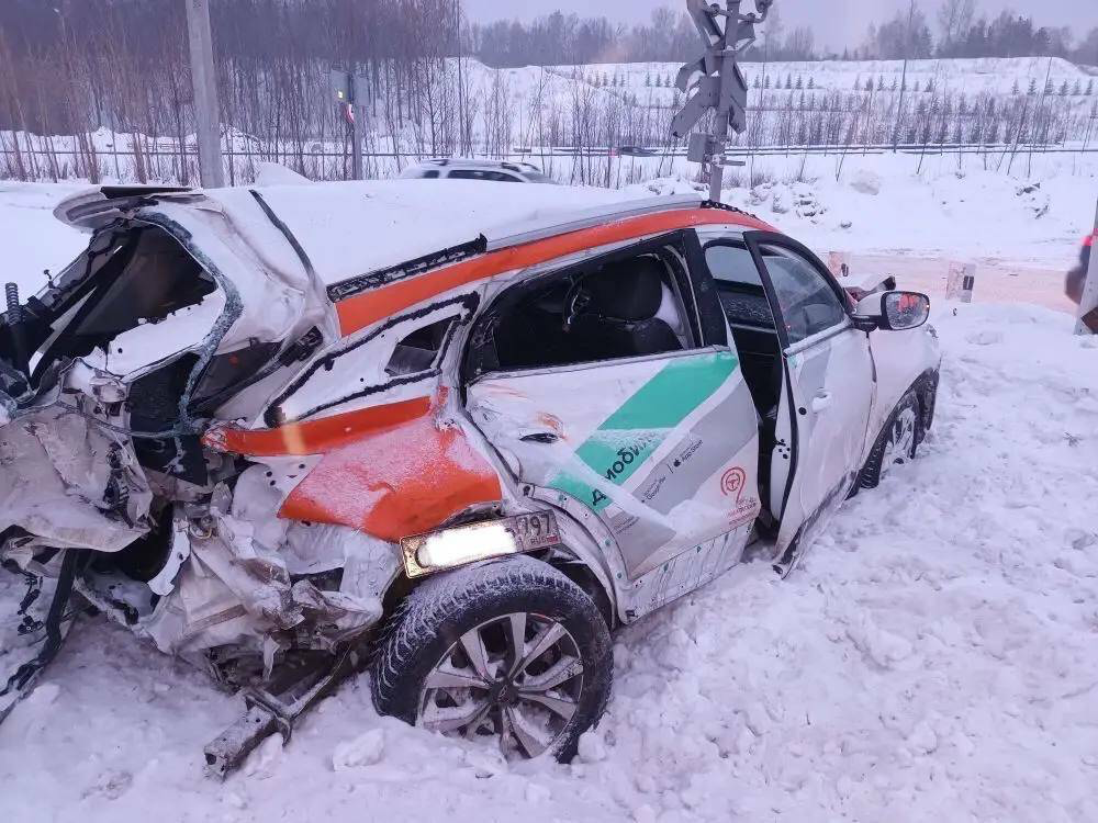 Казанның Киров районында каршеринг машинасы электричка белән бәрелешкән