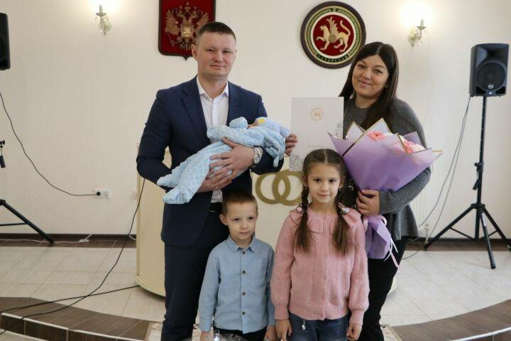 Апаста яңа елда туган беренче балага туу турында таныклык тапшыру тантанасы булды