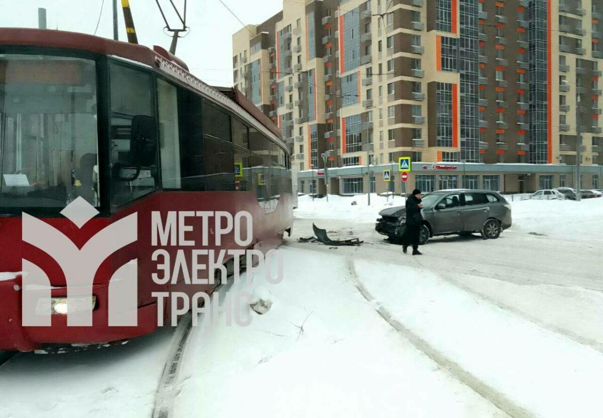 Чит ил машинасы белән авария булу сәбәпле Казанның Серов урамында трамвайлар туктаган