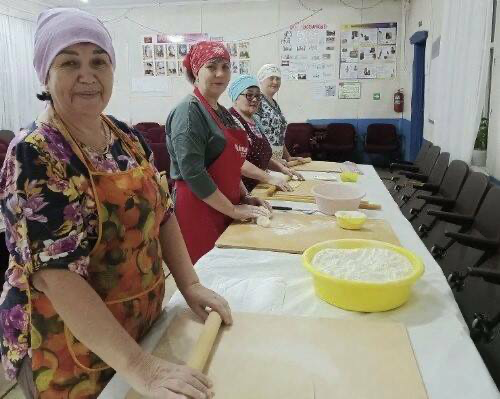 Актанышта махсус операция хәрбиләре өчен өй токмачы кисәләр һәм мендәрләр тегәләр