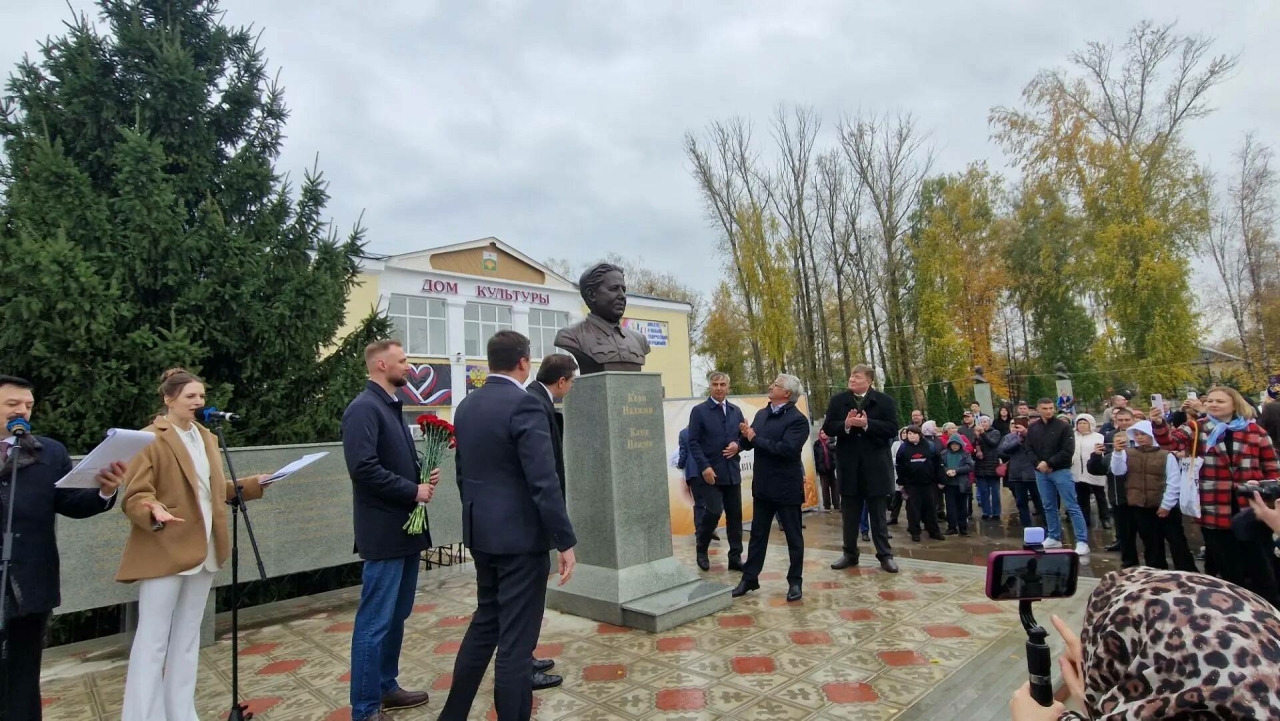 Түбән Новгород өлкәсендә язучы Кави Нәҗмигә һәйкәл ачылды