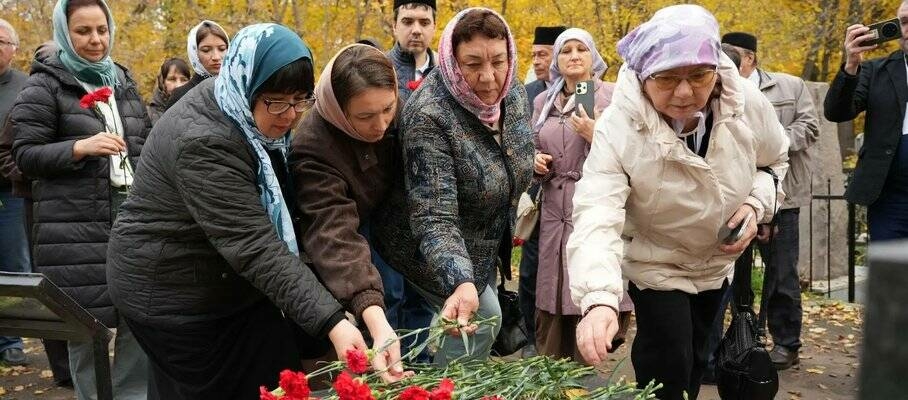 Журналистлар форумы делегатлары Габдулла Тукай каберен зиярәт кылды