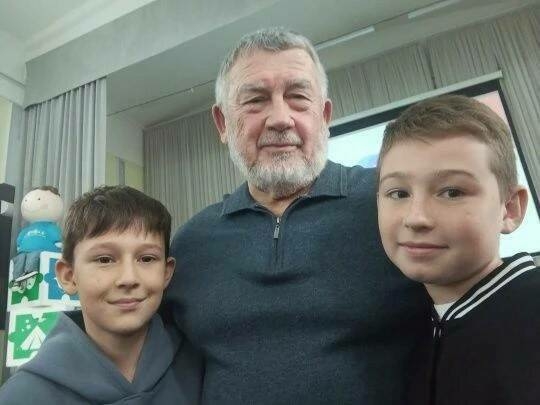 Казанда мәктәп укучылары һәм студентлар Михаил Девятаевның улы белән очрашты