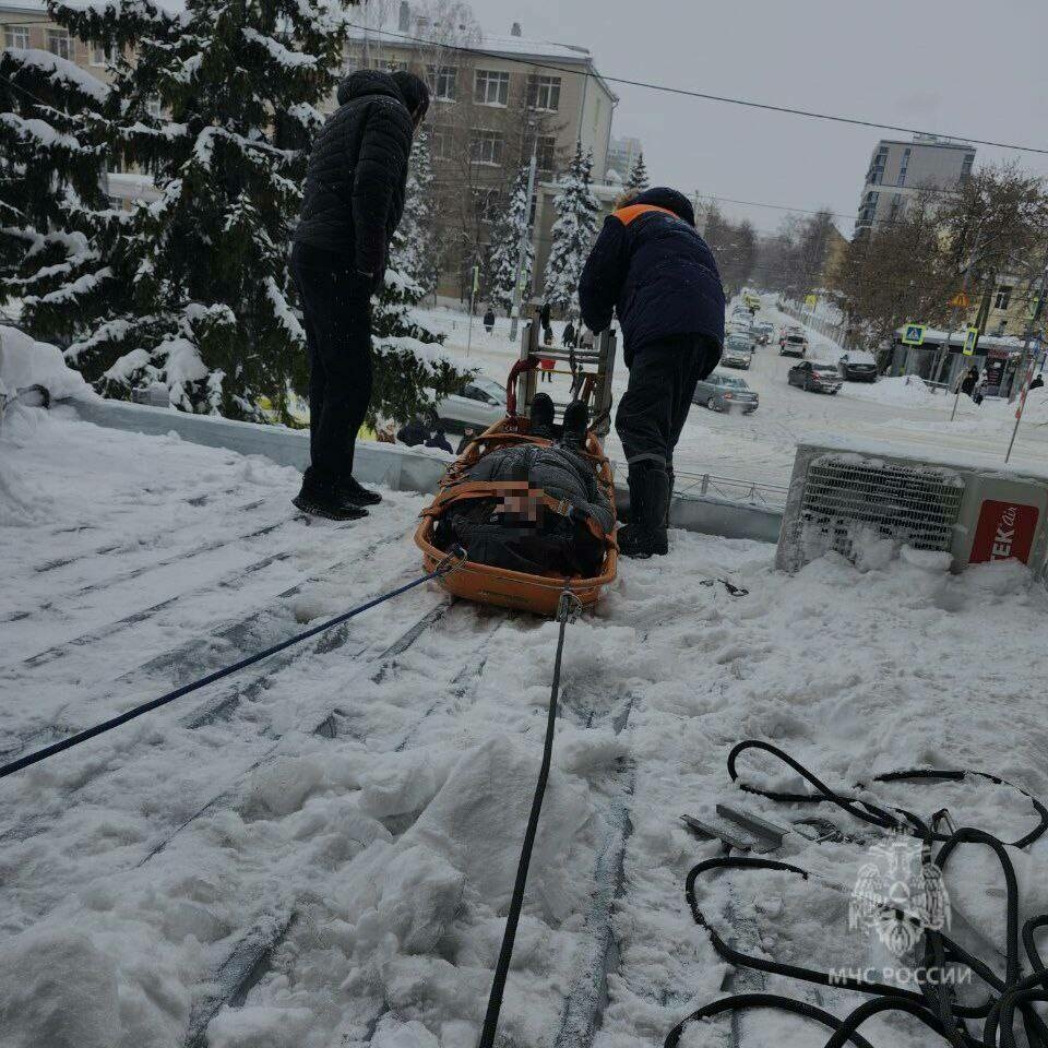 Казанда коткаручылар биеклектән егылып имгәнгән ир-атны түбәдән алып төшкән