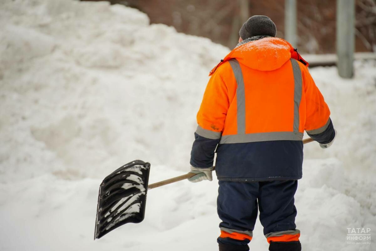 Бүген Казанда ишегалларын кардан чистартуга 1,2 мең эшче җәлеп ителгән