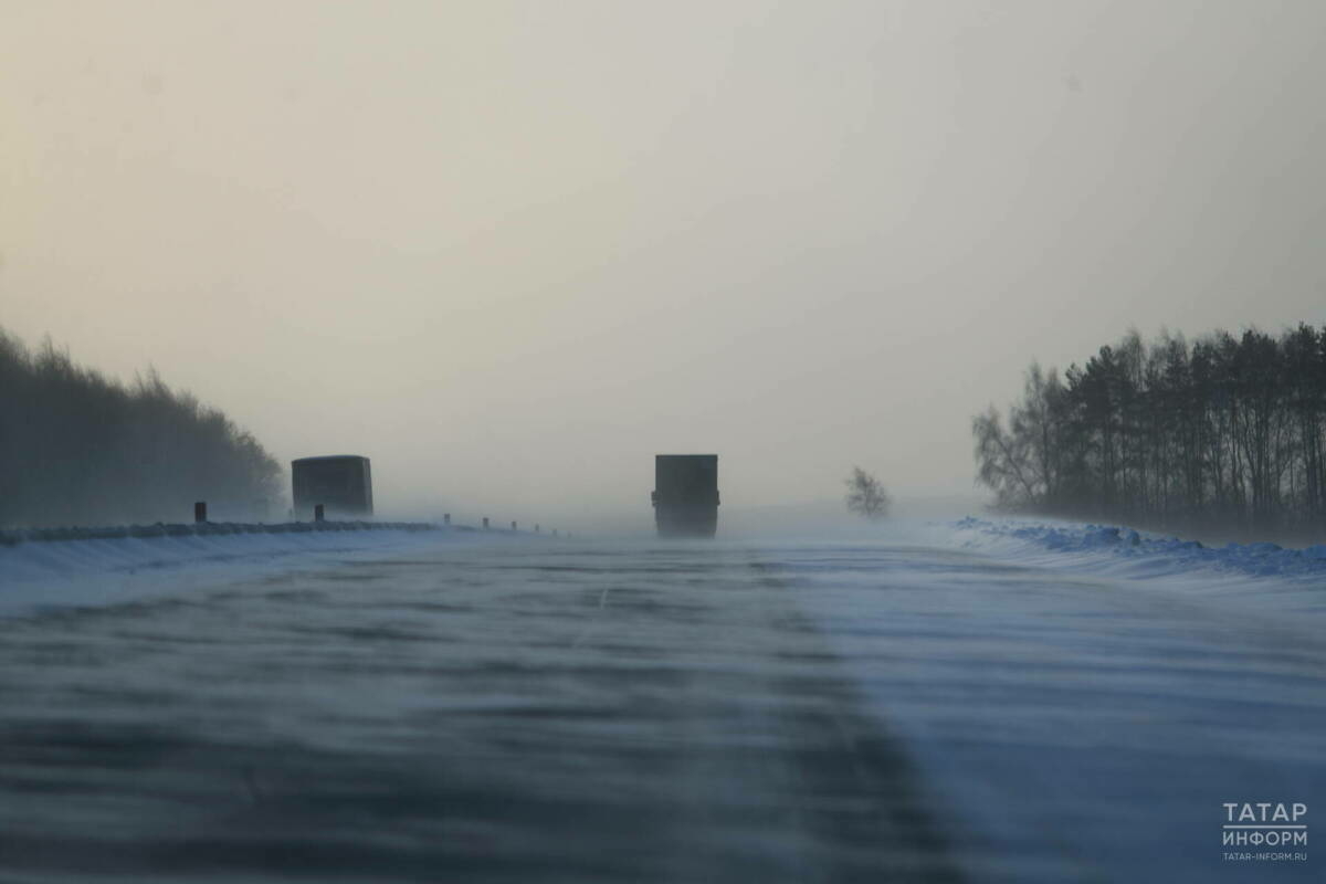 Дәүләт автоинспекциясе көчле җил вакытында юлларда куркынычсызлык турында искәртте