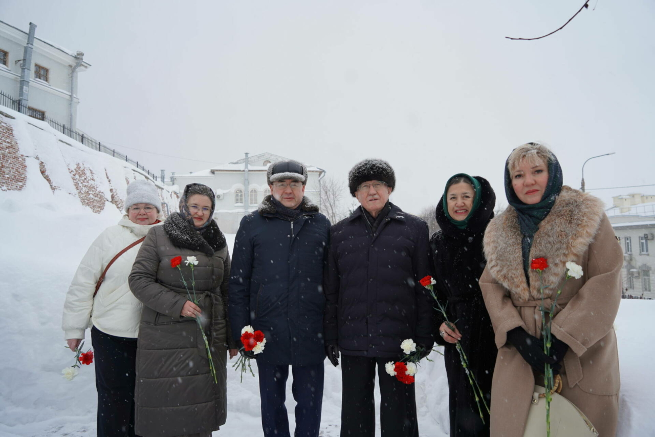 Казан федераль университеты каршындагы Муса Җәлил бюстына чәчәкләр салдылар