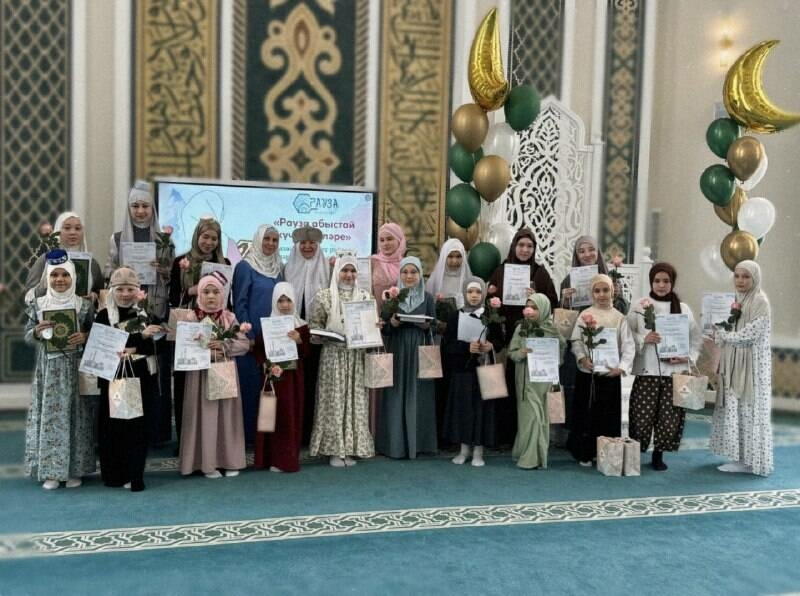 «Рауза» мәчетендә Коръән уку бәйгесендә җиңүчеләрне бүләкләделәр