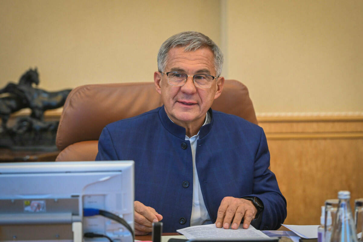 Миңнеханов хәрбиләрне 23 Февраль алдыннан бүләкләү тантанасыннан видео күрсәтте