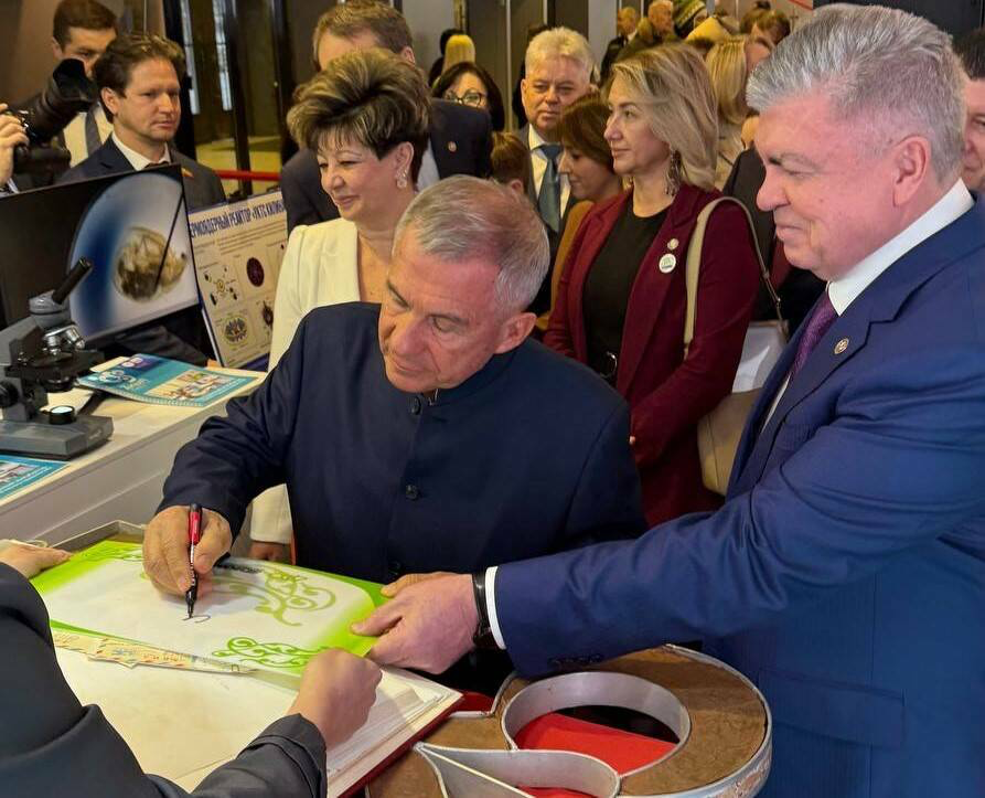 Миңнеханов Чаллыда бөтенсоюз хезмәт эстафетасы символын бәяләде һәм музейга теләкләр язды