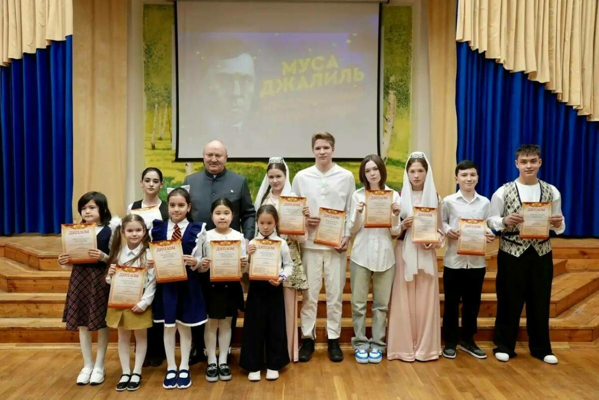 Равил Әхмәтшин «Батырлык гасырларда калачак» бәйгесе лауреатларына бүләкләр тапшырды