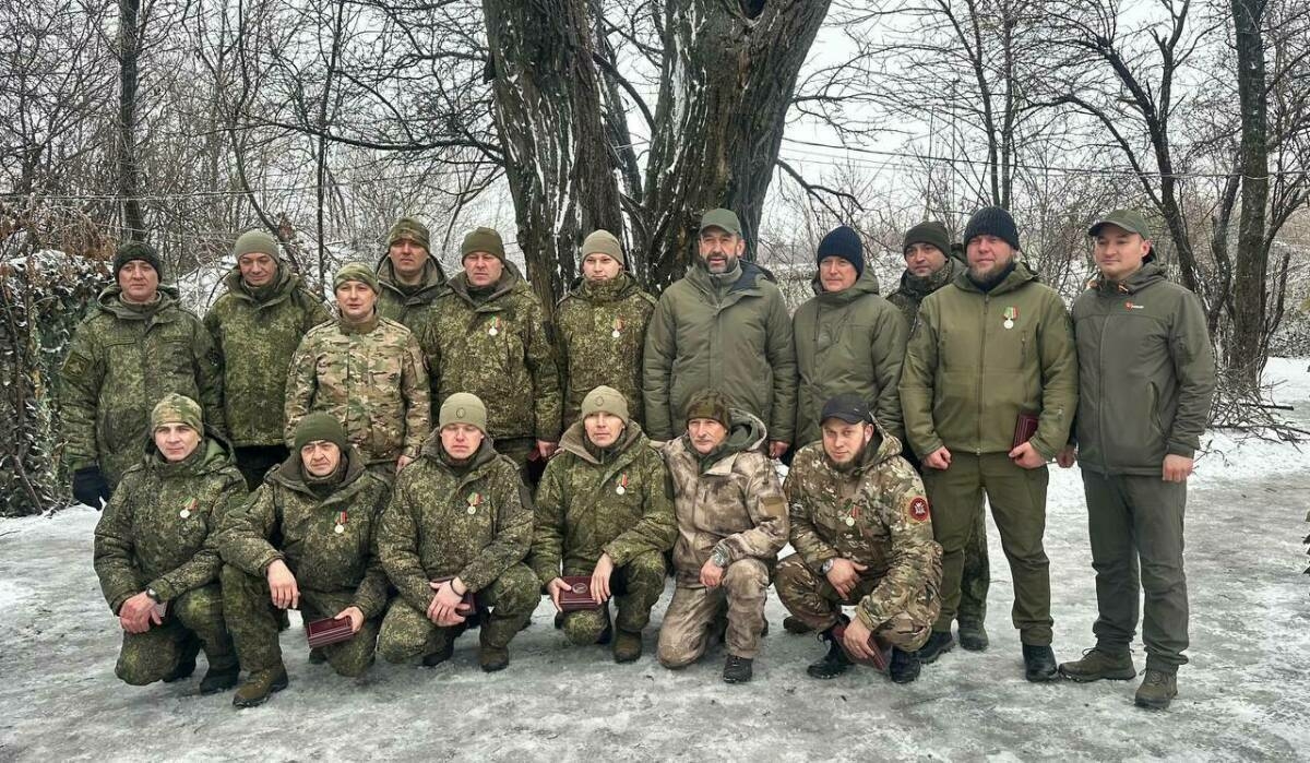 Песошин Ватанны саклаучылар көне алдыннан Татарстан хәрбиләренә бүләкләр тапшырды