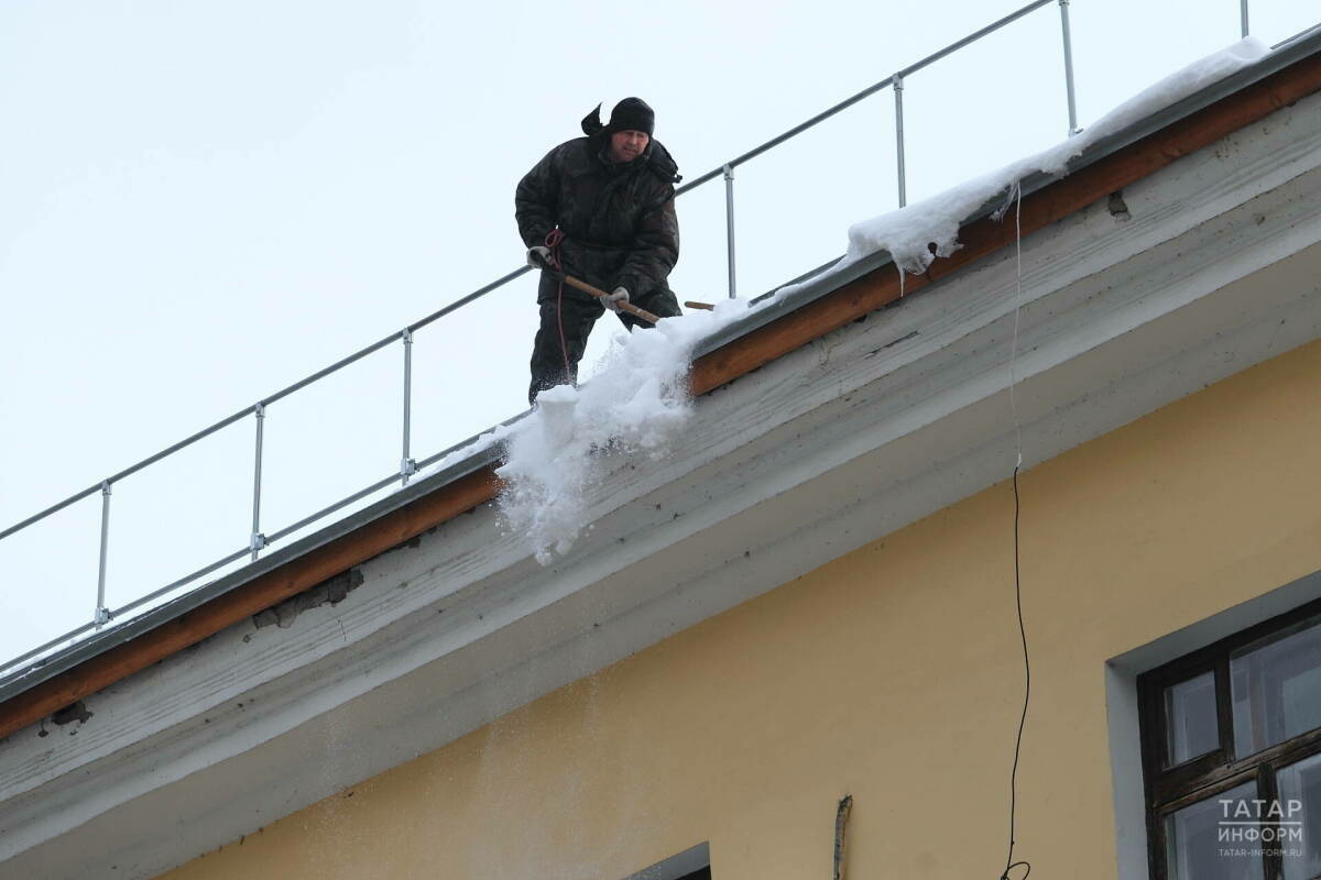 Казанда түбәләрне кардан чистарту планы 65 процентка үтәлгән