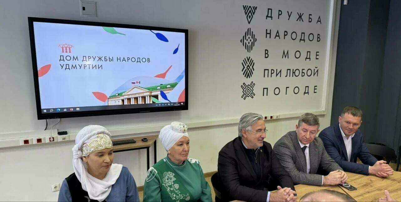 Васил Шәйхразыев Удмуртиядә татар иҗтимагый оешмалары җитәкчеләре белән очрашты