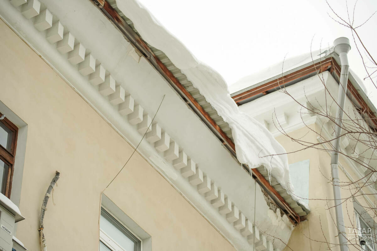 Бер тәүлек эчендә Казанда 215 йорт түбәсен кар һәм боздан чистартканнар