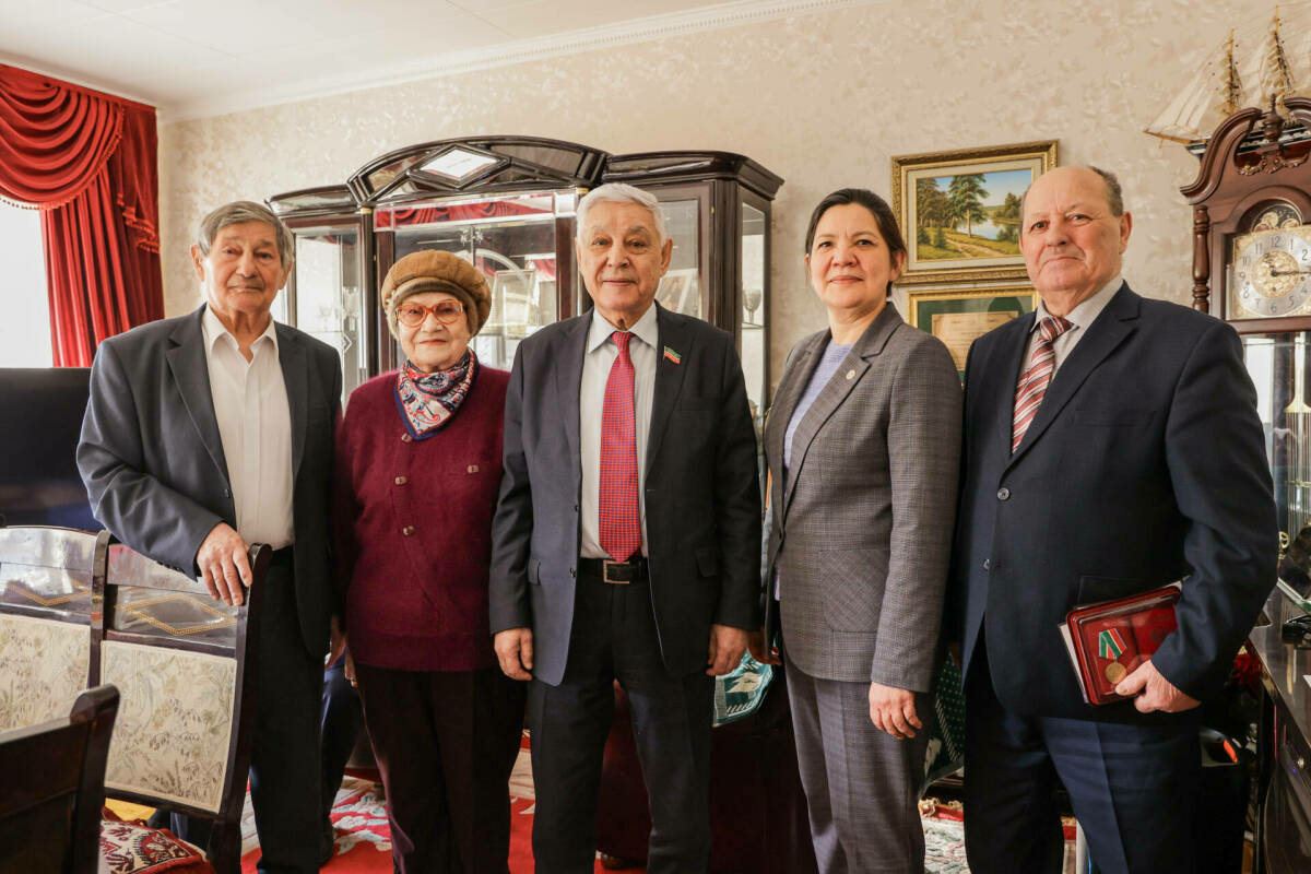 Фәрит Мөхәммәтшин Әнәс Гыйматдиновны 90 яшьлек юбилее белән котлады