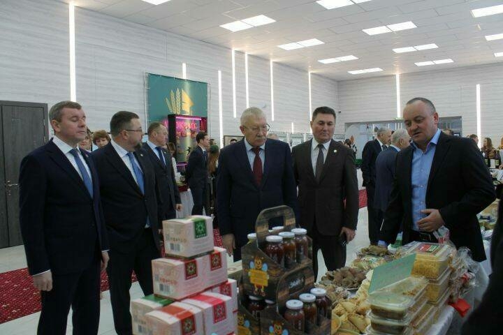 Депутатлар Алексеевск районында яңартыла торган мәдәният йортын һәм ЗАГС бинасын карады