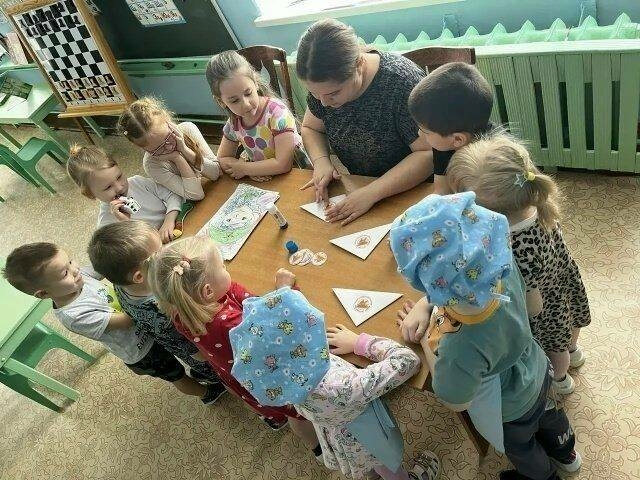 Зәйнең «Миләшкәй» бакчасында тәрбияләнүчеләр хәрбиләргә җибәрү өчен рәсемнәр ясады