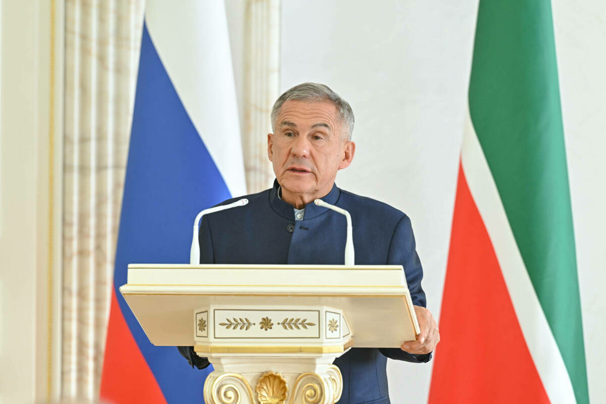 Рөстәм Миңнеханов Казан Кремлендә Татарстанның күренекле галимнәрен бүләкләде