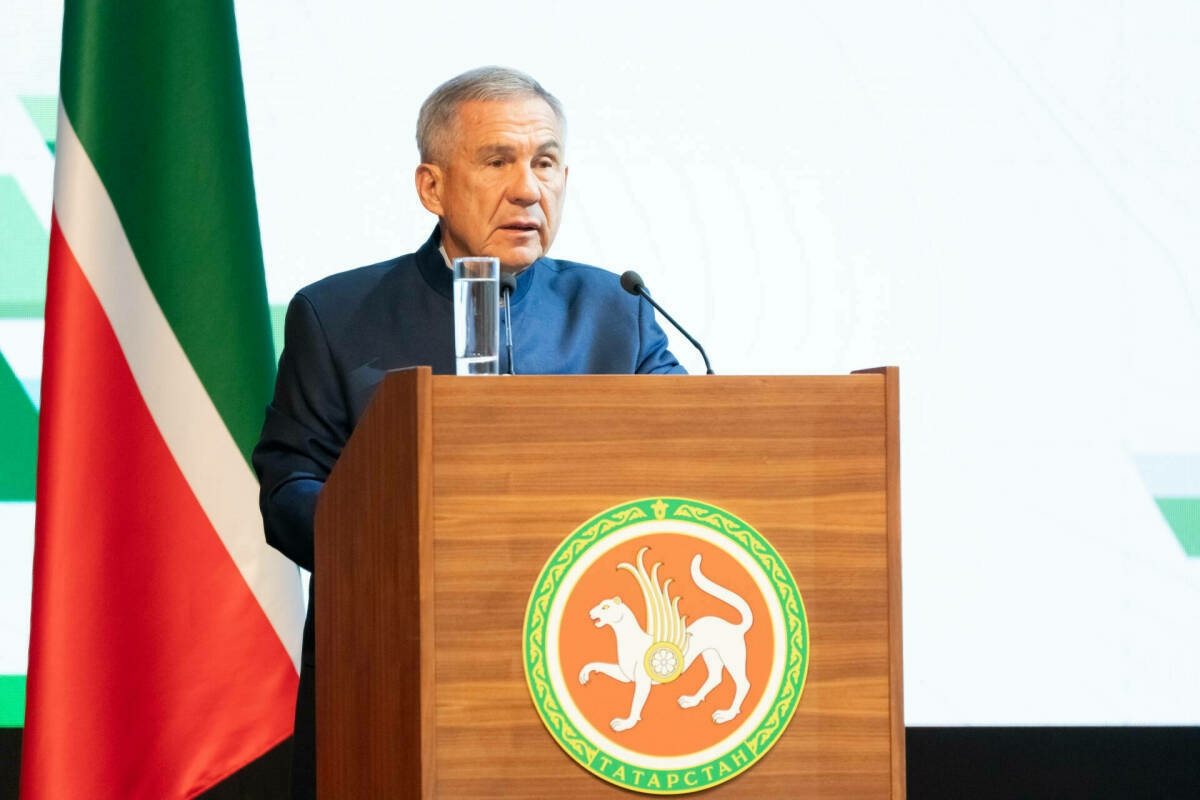 Миңнеханов Татарстан гербы һәм флагының патриотик әһәмиятен билгеләп үтте