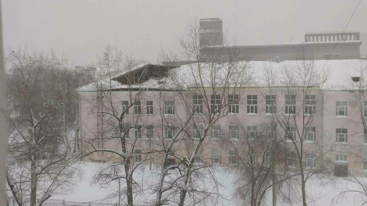 Казанда 27нче гимназия түбәсенең бер өлеше җимерелгән