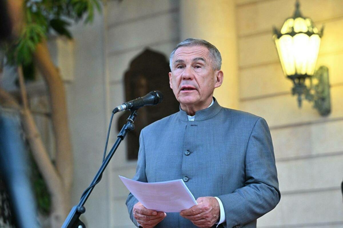 Рөстәм Миңнеханов Кәрим Хәкимовка истәлек тактасын ачуда катнашты