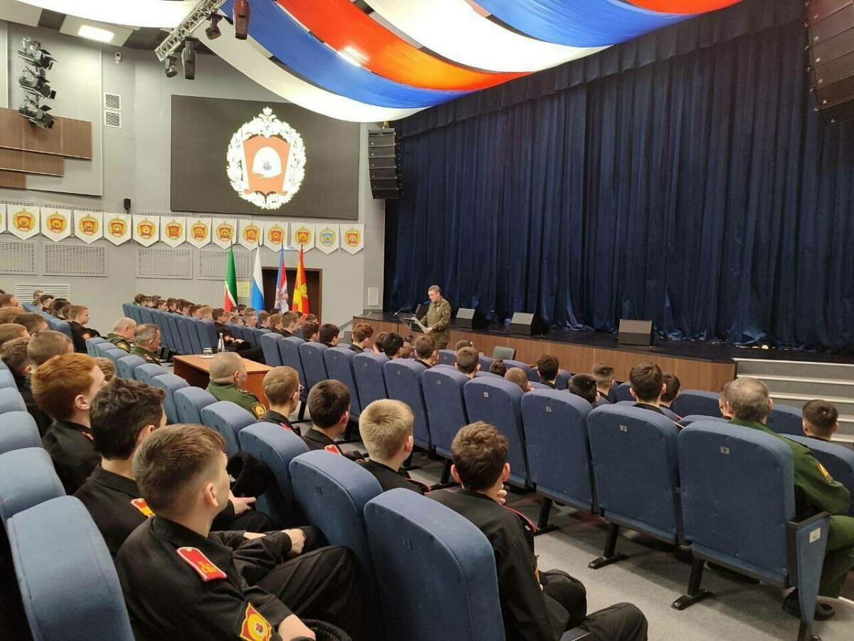 Россия Герое Александр Лапин суворовчылар белән аралашты