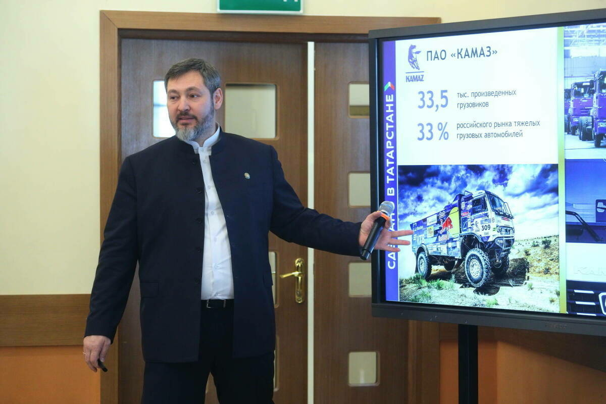 Олег Коробченко Казан укучыларын заводлар буенча экскурсиягә чакырды