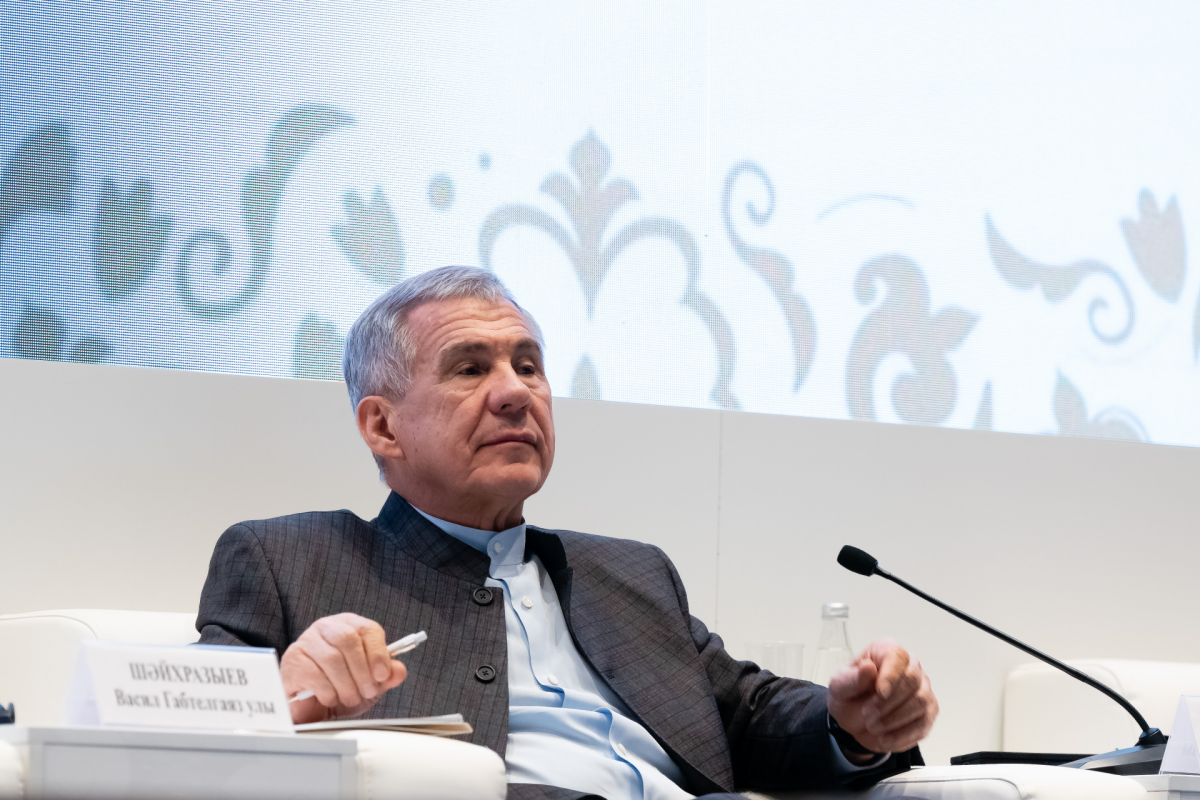 Татарстан Рәисенә Кытайда 80 телне аңлый торган колакчын-тәрҗемәче бүләк иттеләр