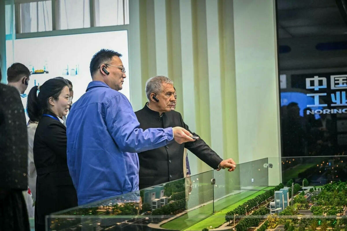 Рөстәм Миңнеханов Кытайда авыр станоклар җитештерә торган компаниядә булды