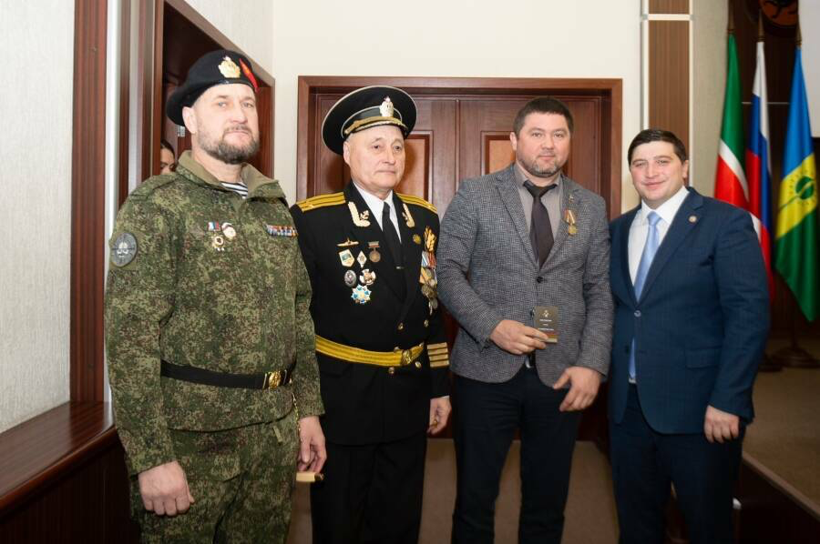 Түбән Кама районы башлыгы Радмир Беляев махсус операция волонтерларын бүләкләде