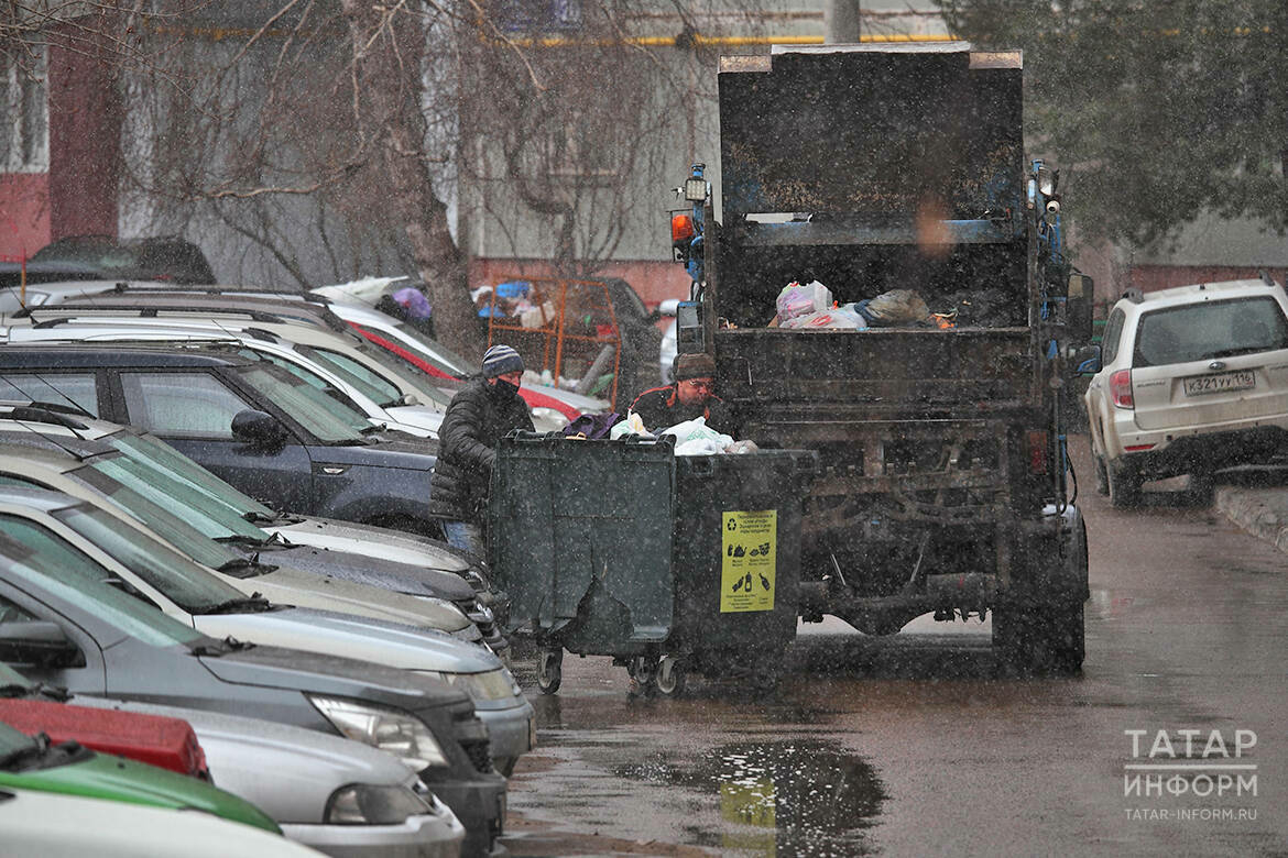 Шәһәр халкы чаң суга: Казанда ишегалларыннан чүп чыгару проблемасы ничек хәл ителер?