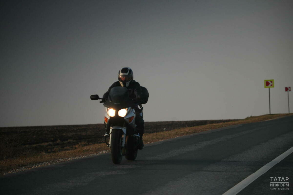 Мотоциклчыларга шлемсыз йөргән өчен 1,5 мең сум күләмендә штраф яный - автоюрист